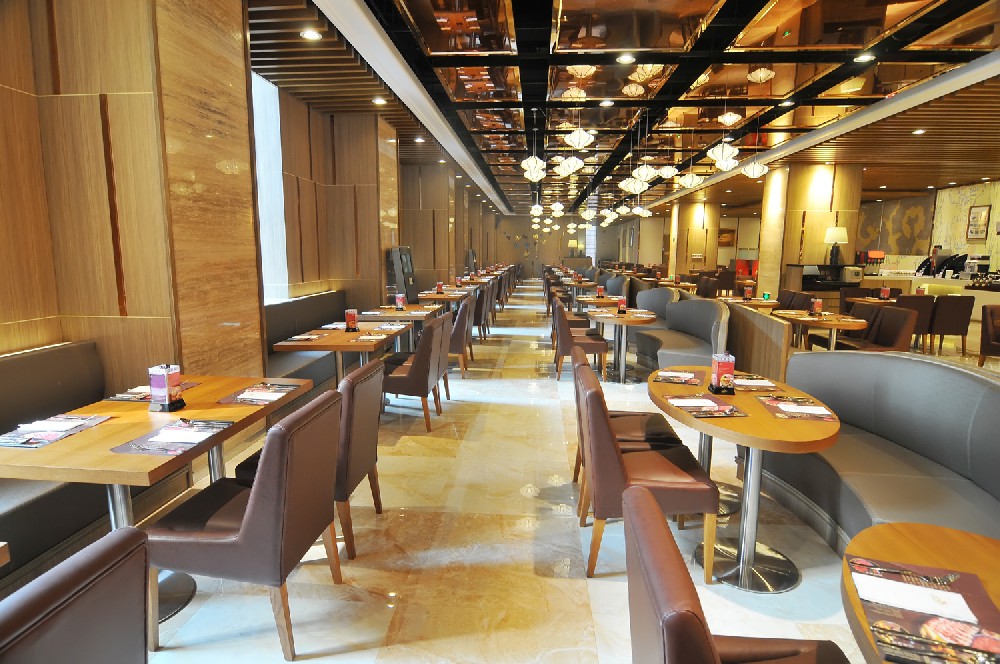 在自助餐厅.jpg